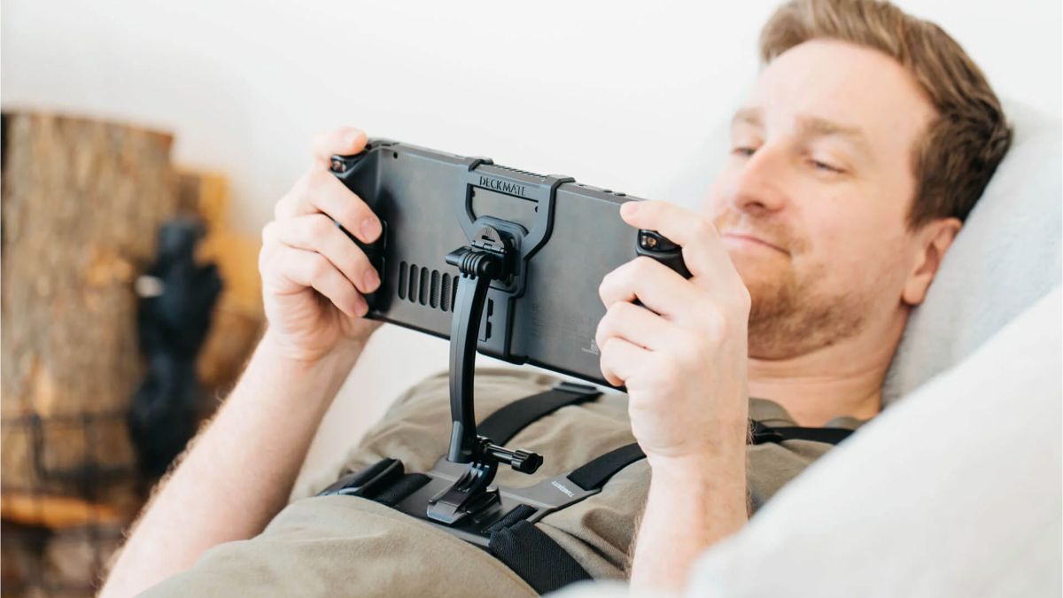 This Comical Steam Deck Mount Promises to Protect Your Face