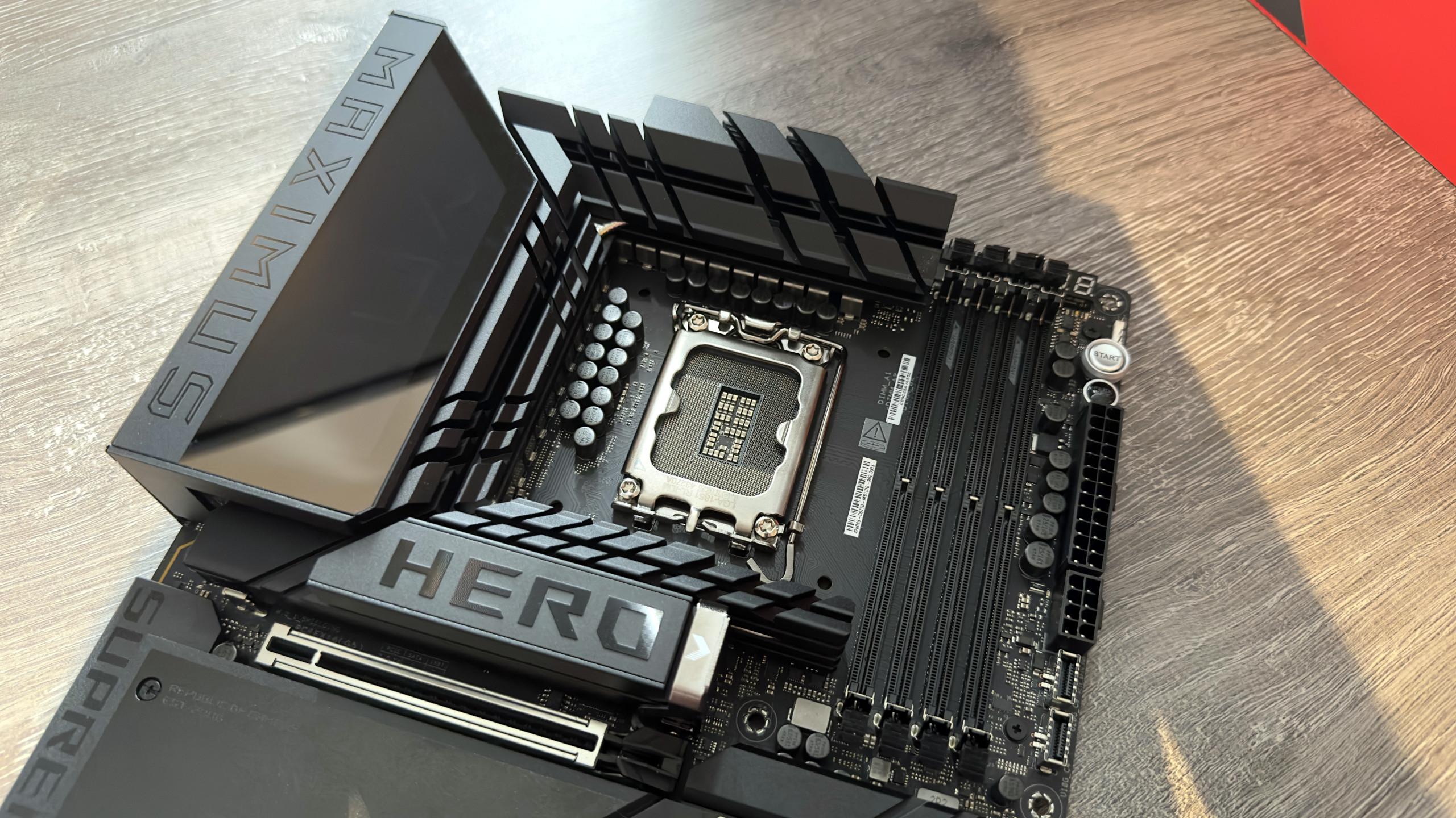Asus Declares Its Intel 800-Series Motherboards Can Run DDR5-7200 Without Overclocking