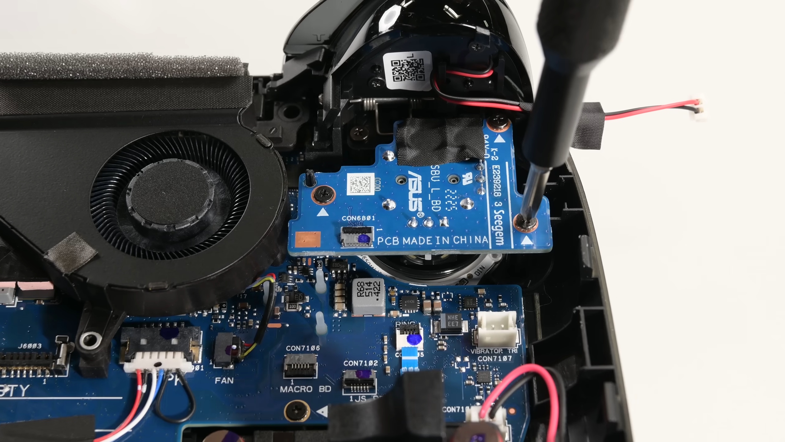 The ROG Xbox Ally X: A Surprisingly Repairable Gaming Handheld