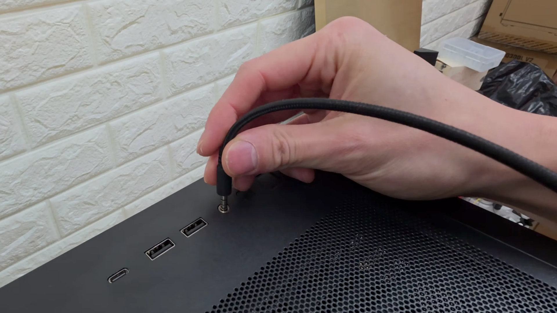 This Tech Tinkerer Managed to Power On a PC Using the Audio Jack